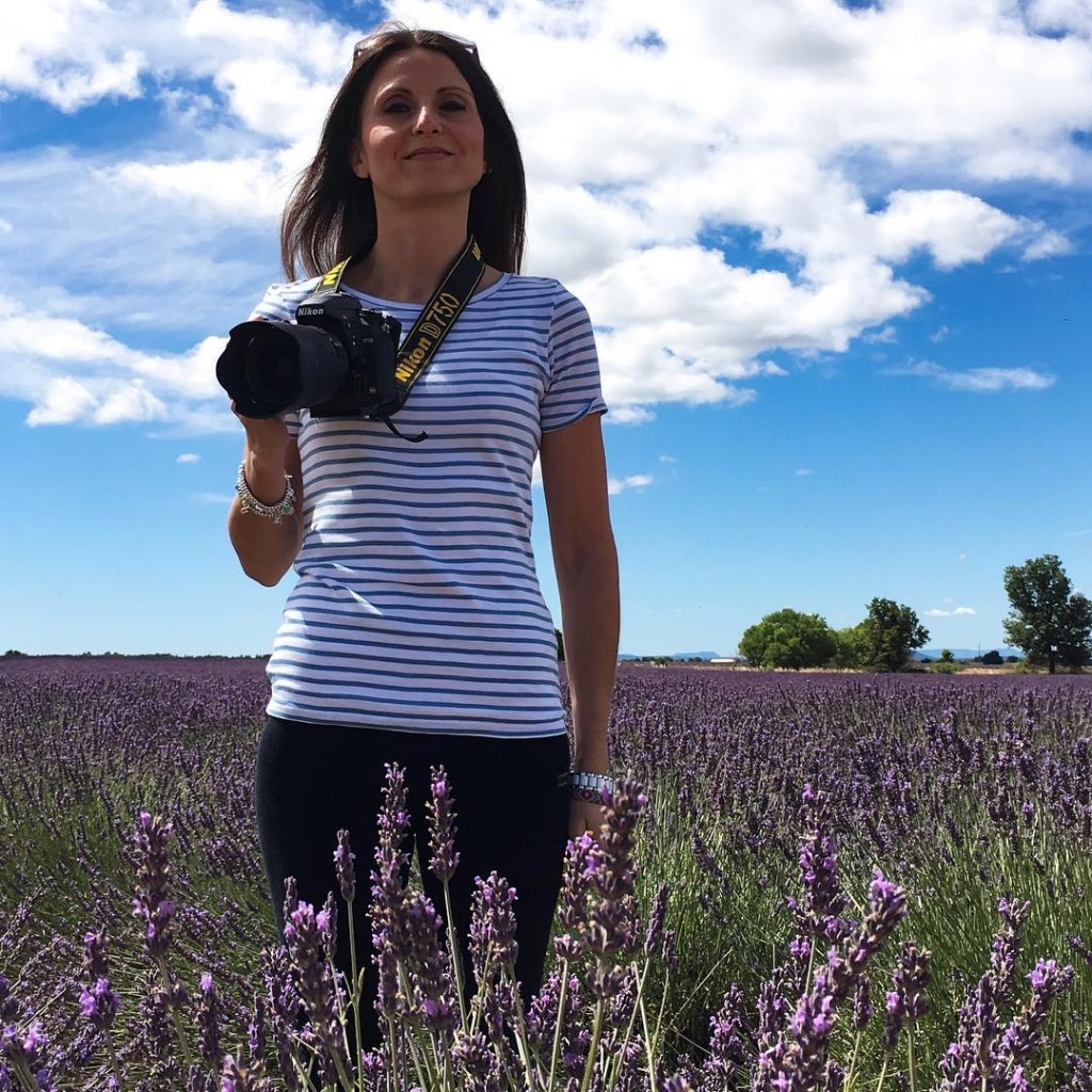 I giorni di vacanza sono fatti per sentirsi leggeri: non occorre chissà cosa, bastano un po' di fiori, una maglietta a righe, uno splendido cielo azzurro, la mia macchina fotografica e il vento tra i capelli. E un'ottima compagnia, of course!  . . . #provence #france #nature #lavenderfield #lavanda #flowers #naturelovers #natgeo #picoftheday #natgeotravel #me #metoday #landscape #landscapephotography #photography #lovephotography #photographylovers #traveller #travelpassion #travelphotography #summer #sky #skyporn #igers #igersitalia #igersmodena #igersbologna #valensole