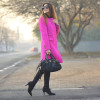 Cappotto fucsia: come rallegrare un look total black